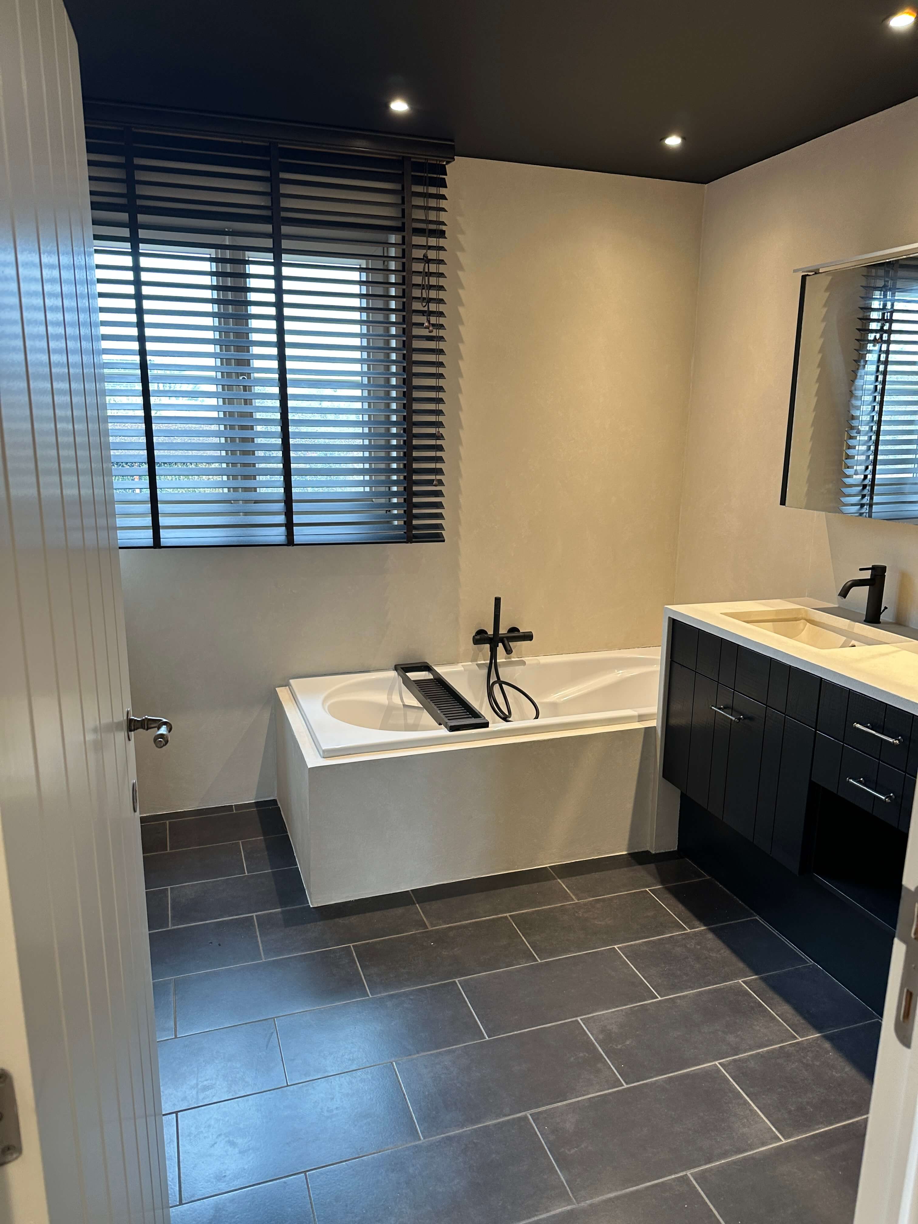 Full view of a modern bathroom with microcement finish